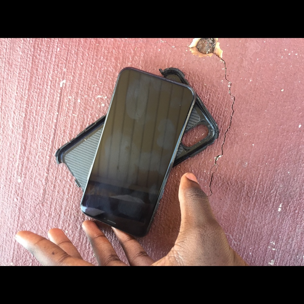 iPhone X - Picture 2 of 3